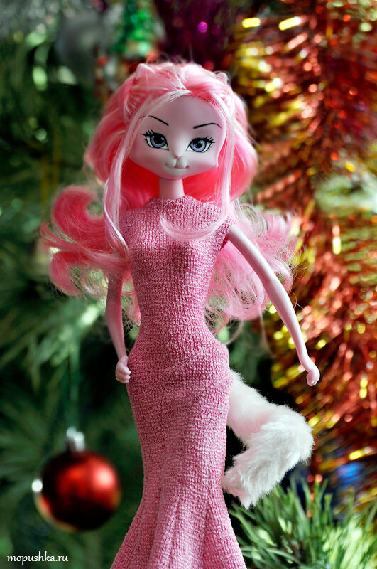 Кукле подходит одежда размера барби, потому что и сама она ростом около 30 см и пропорции похожи на барбейные.