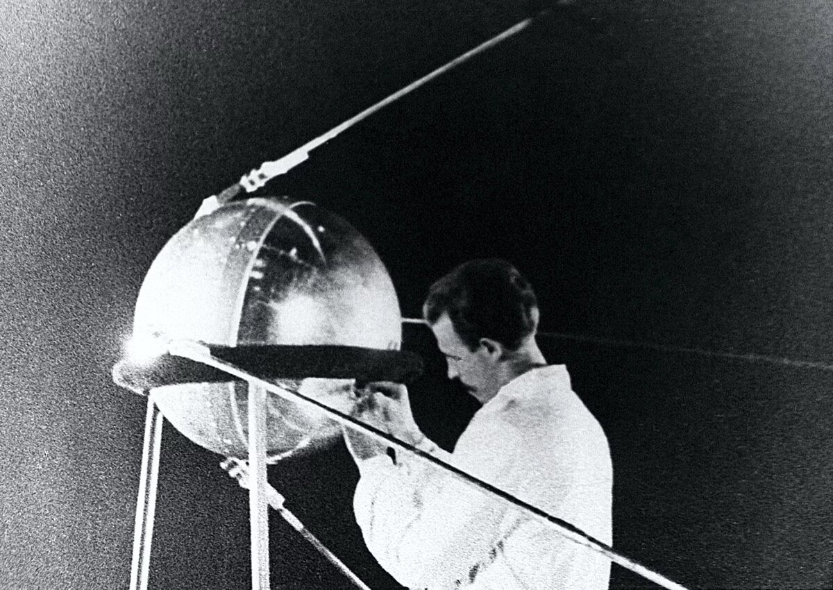 Первый Спутник земли запущенный 4 октября 1957