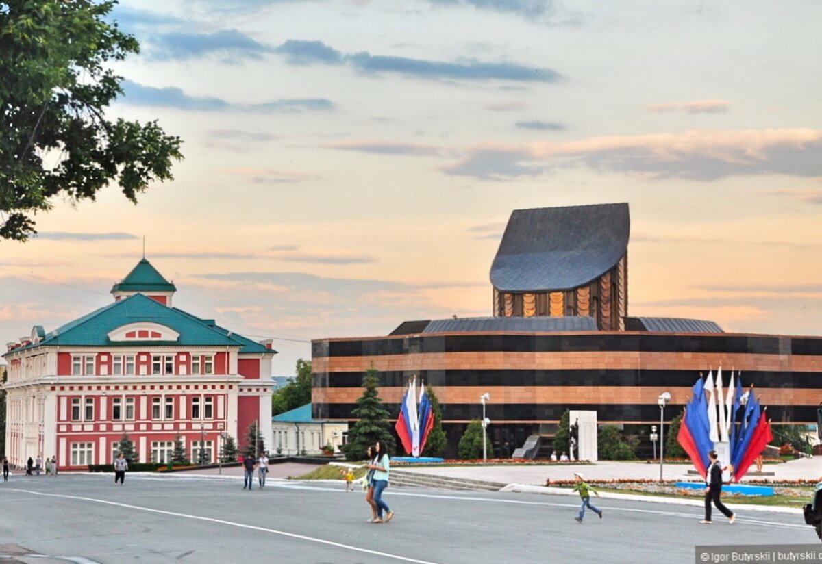 Образцовый город. Архитектура Саранска. Мемориальный музей Саранск. Саранск архитектура города. Саранск площадь.