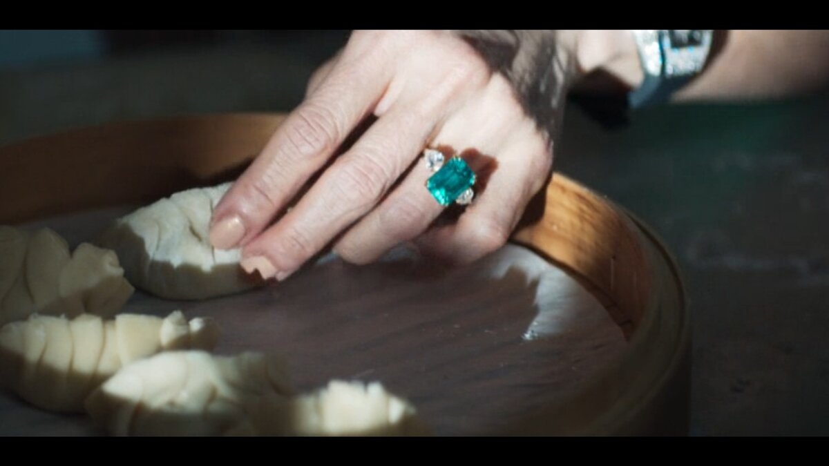 Кадр из фильма «Безумно богатые азиаты», сцена лепки пельменей