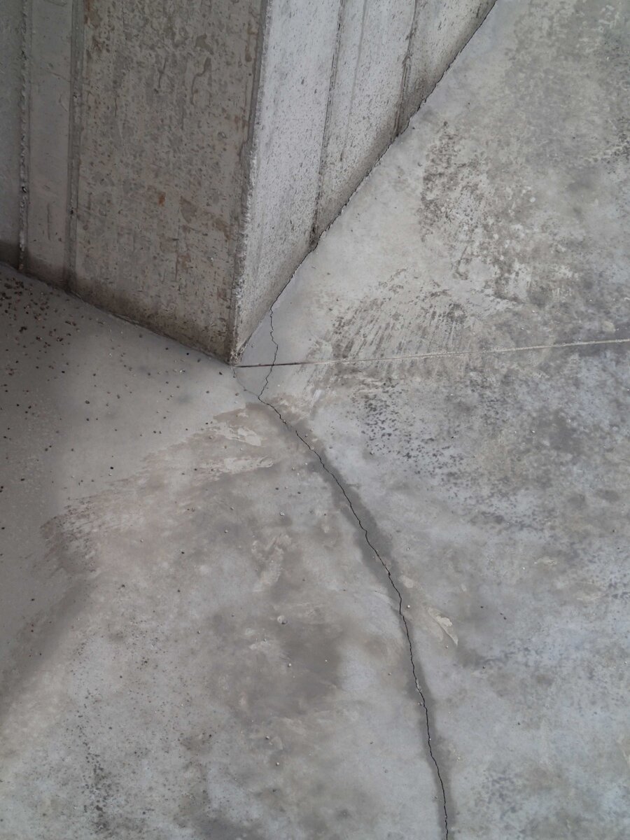 Причинами образования трещин от внешних воздействий также могут быть: неправильный выбор сечения и месторасположения арматурных стержней, слабое уплотнение бетонного элемента вибрированием, недостаточная или неправильная выдержка бетона, химические повреждения. На практике, в основном, встречается сочетание нескольких причин.