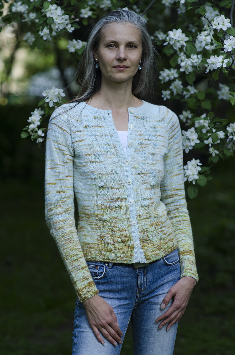 Приятно, когда вещь по размеру. Это и называется "от кутюр", прелесть ручной работы именно в возможности идеальной подгонки по фигуре. 