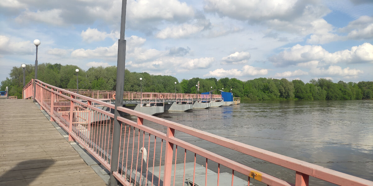 Старо-Голутвинский наплавной мост в процессе "разведения". Скоро центральный пролет оттянут еще больше в сторону, давая возможность судам пройти по фарватеру. Фото авторов