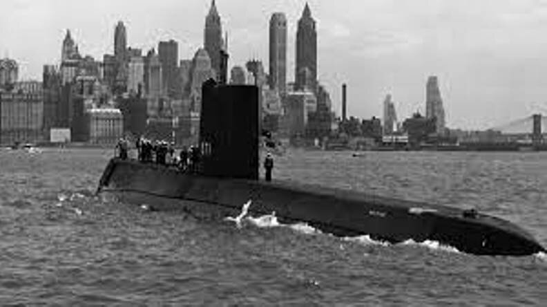 23 июля 1958 года USS Nautilus принял участие в операции «Operation Sunshine». В этот день судно вышло из Перл-Харбора и взяло курс на Северный полюс. 3 августа 1958 года в 23:15 атомная подлодка стала первым судном, которое пересекло точку географического Северного полюса своим ходом в подводном положении – подо льдами. На тот момент на борту находилось 116 человек, а экипажем руководил второй командующий корабля – коммандер Вильям Андерсон.