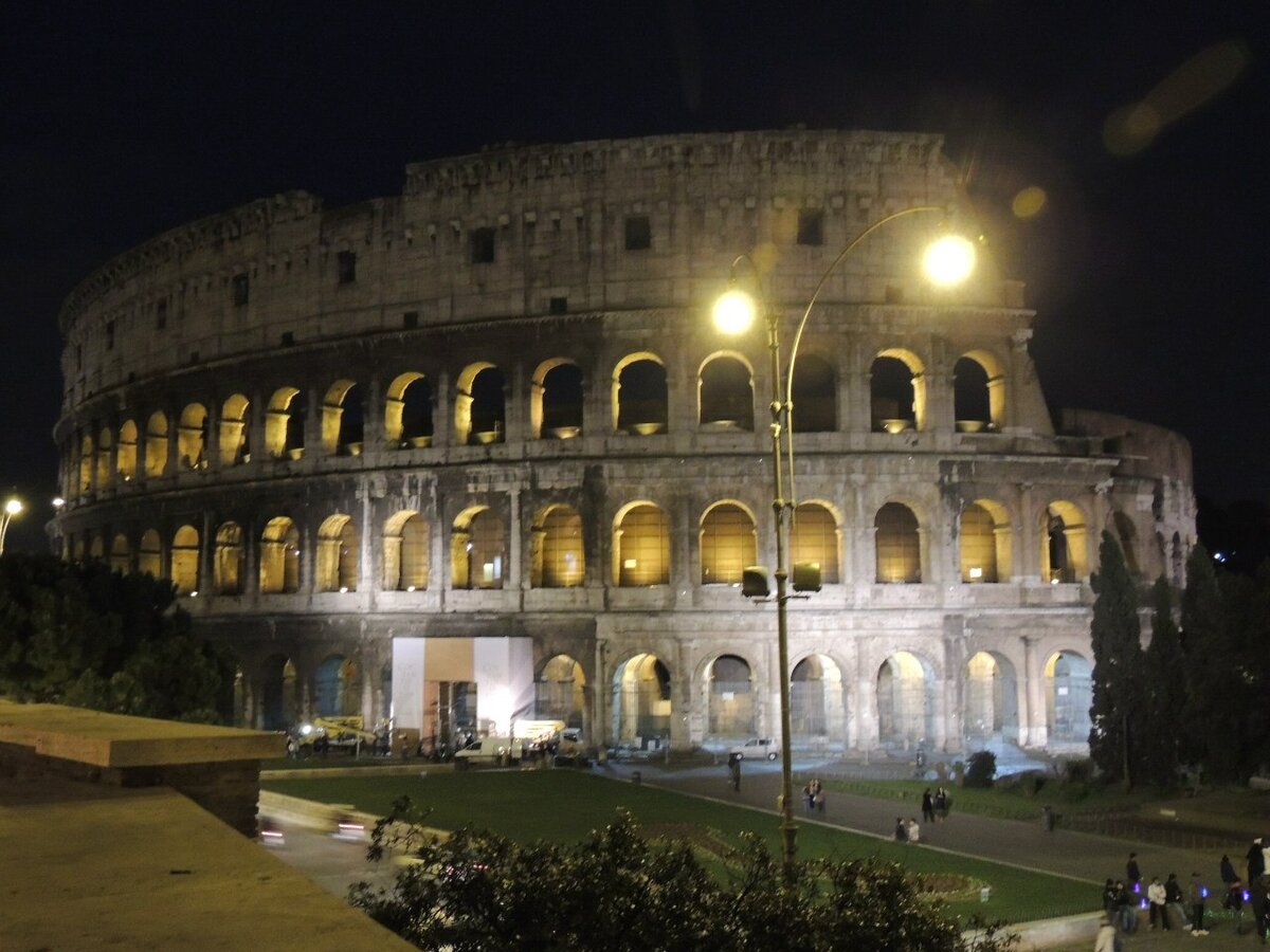 Вид на вечерний Колизей с подсветкой. 
