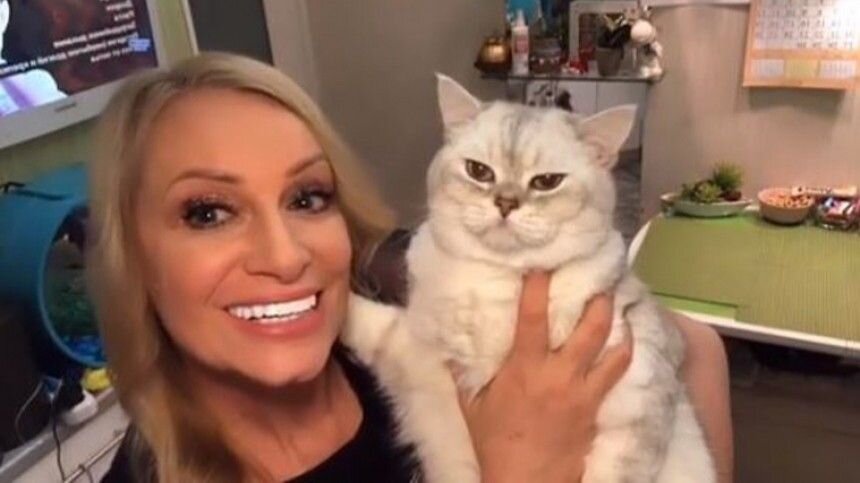  Наталья Гулькина со своим котом. Фото из открытого источника teleguide.ru