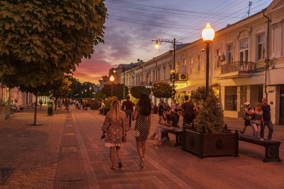вечерний симферополь. симферополь 2023. симферополь центр города вечер. работа вечером симферополь. александро-невский собор симферополь.