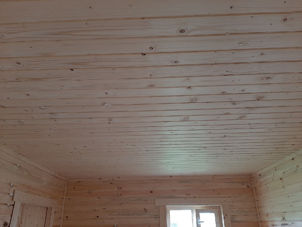 Потолок до обработки. Как видите, вагонка бюджетная, поэтому и переживаний по поводу результата меньше
