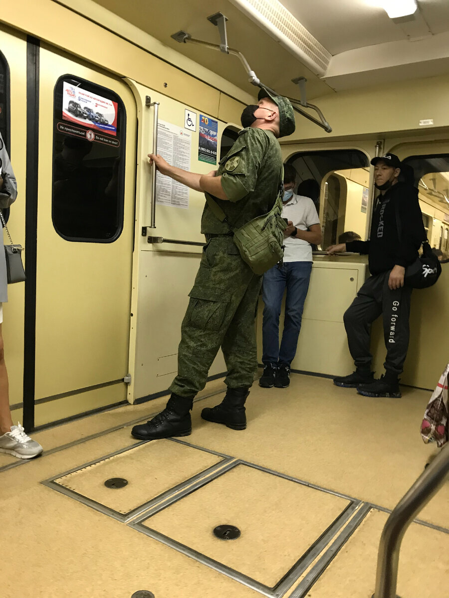 На фото, Боец думает о том, где там его выплата в 15 тыр...