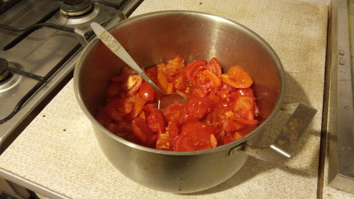 Помидоры нарезаю произвольно, как в салат