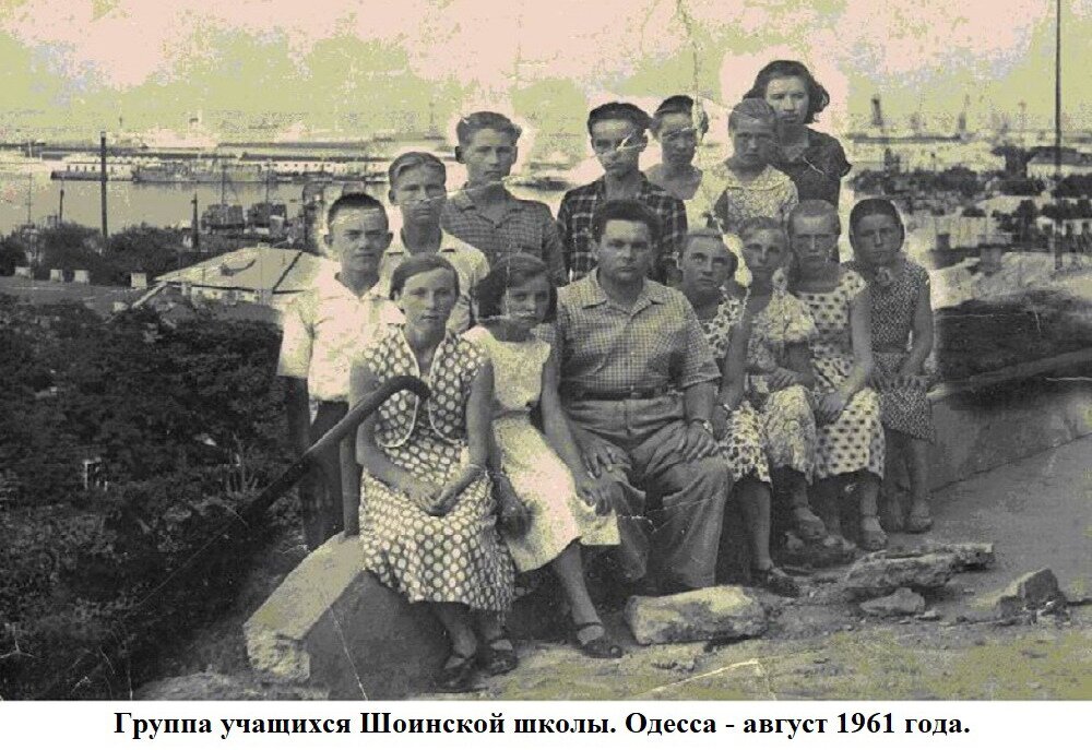 Раменский Олег Евгеньевич, руководитель группы, экскурсовод и школьники Шоинской средней школы. Автор статьи крайний слева.