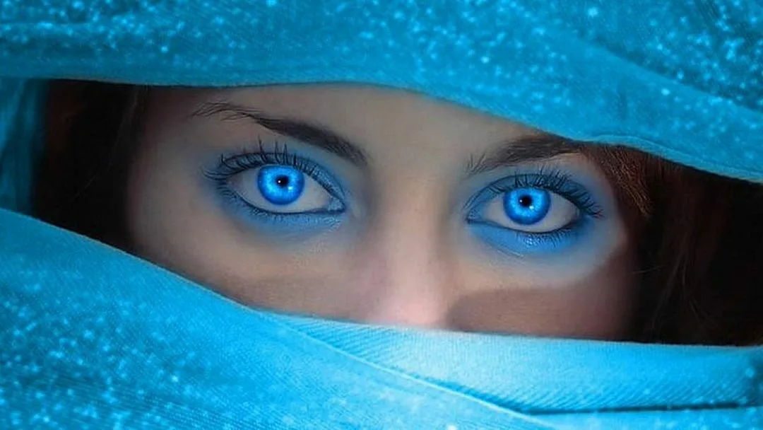 Голубая кофта синие глаза