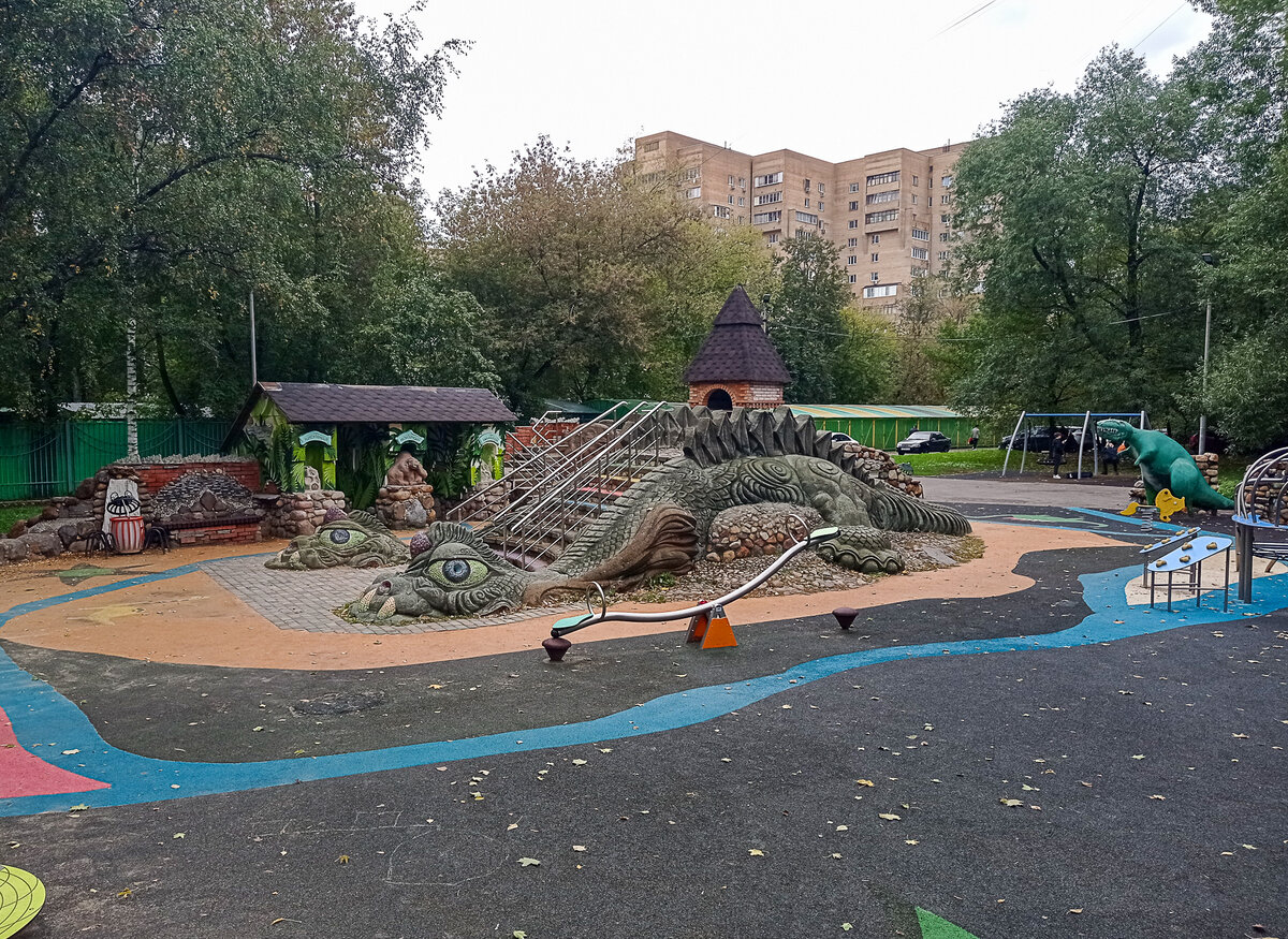 Необычная детская площадка, "с драконом и динозаврами". Москва. Фото автора статьи (ещё 2 фото)