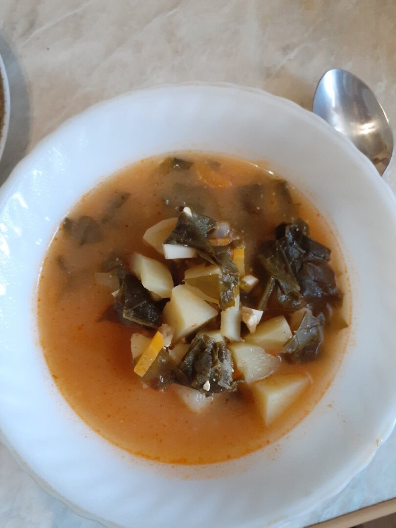 Борщ. Фото и блюдо автора. Я не делаю художественные фото еды с использованием постановки света, цветокоррекции и несъедобных ингредиентов доя визуальной эффектности картинки. менно так, следуя рецепту, будет выглядеть этот борщ.