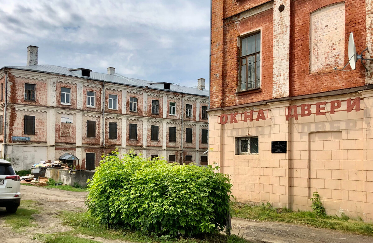 Рядом большая гора мусора 