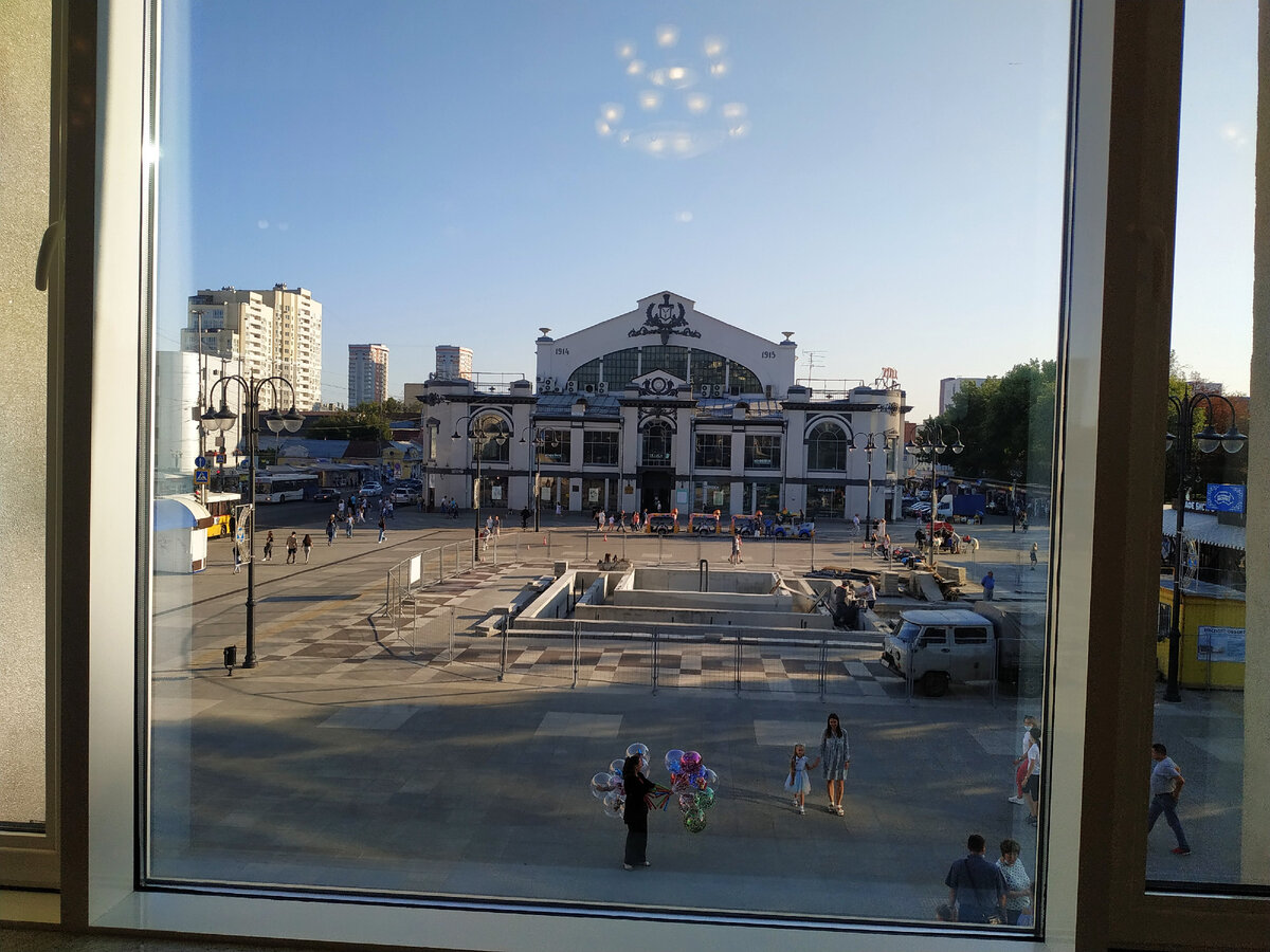 Вид из окна на ту самую площадь. Фонтану возвращают исторический вид... До сих пор не закончили. Сроки, как всегда, сорваны((