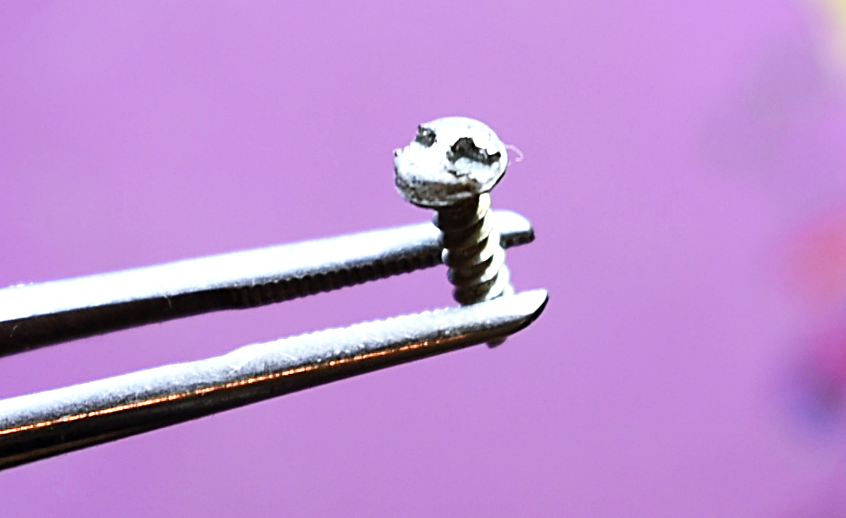 Можно было поставить винты под плоскую отвёртку, но увы...