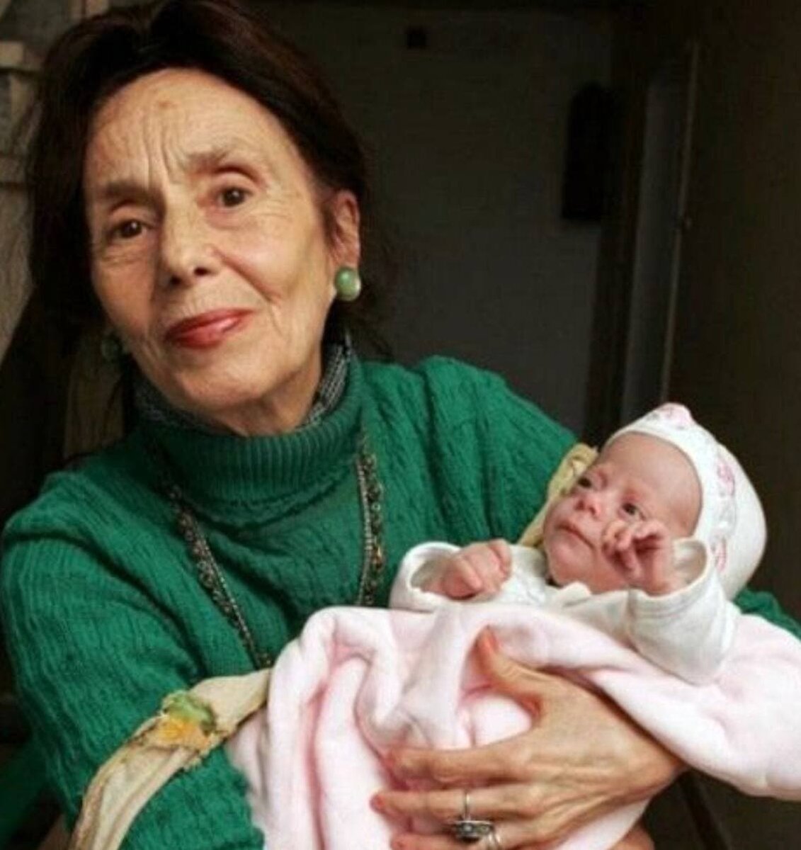 На фото также старородящая мамочка, которой в период родов было 66 лет.