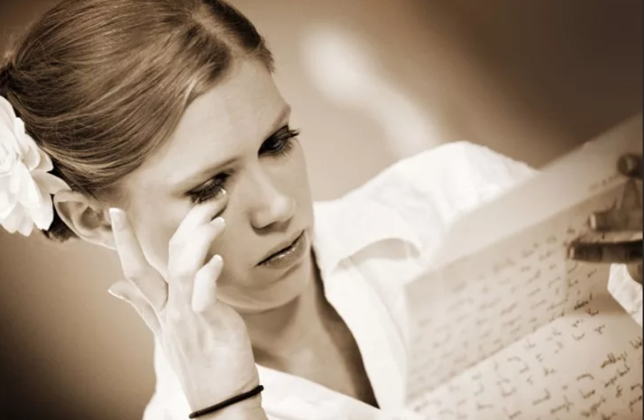Лишняя женщина читать. Письмо девушке. Женщина читает письмо. Женщина с письмом в руках. Девушка читает письмо и плачет.