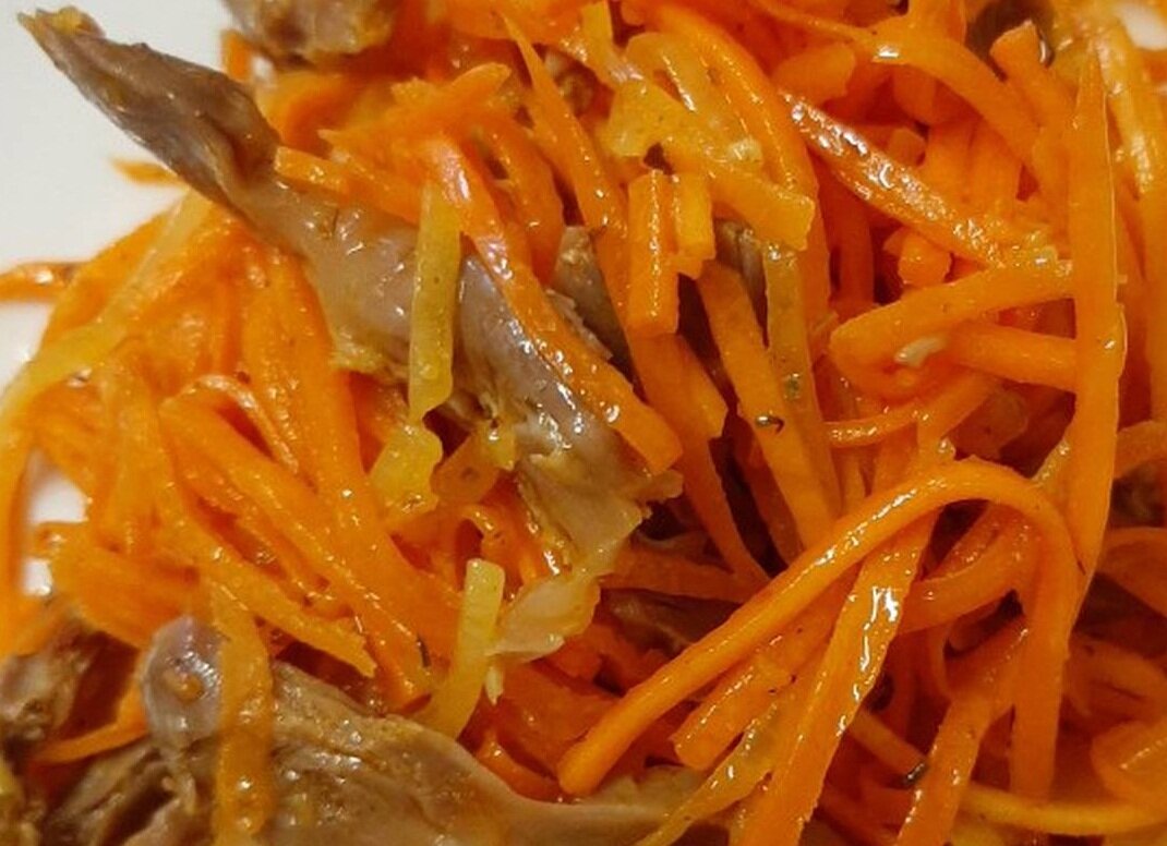 Морковь селедка лук. Селёдка с корейской морковкой. Сельдь с корейской морковью. Морковь по-корейски с курицей. Морковь с куриными желудками.