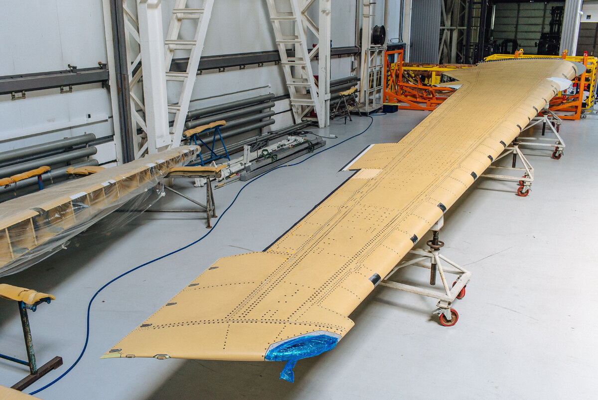 Первое композитное крыло из российских материалов для МС-21. Источник: Яндекс.Картинки