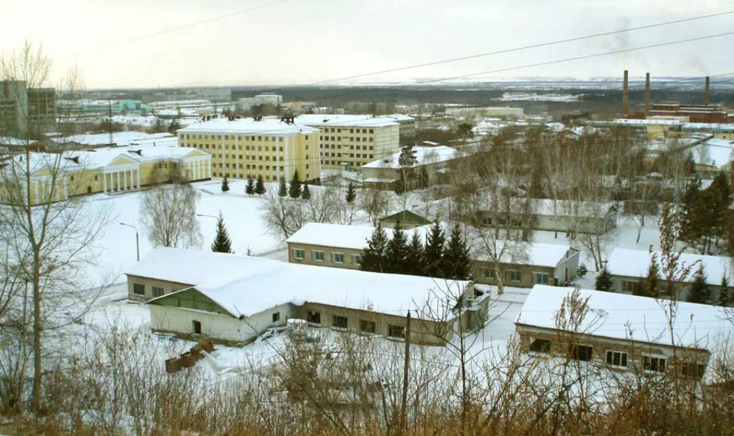 wikimapia.org. Фото с Яндекса.. Полк. Сейчас здесь академия МЧС. На втором плане, гарнизонный дом офицеров. Здание с колонами.