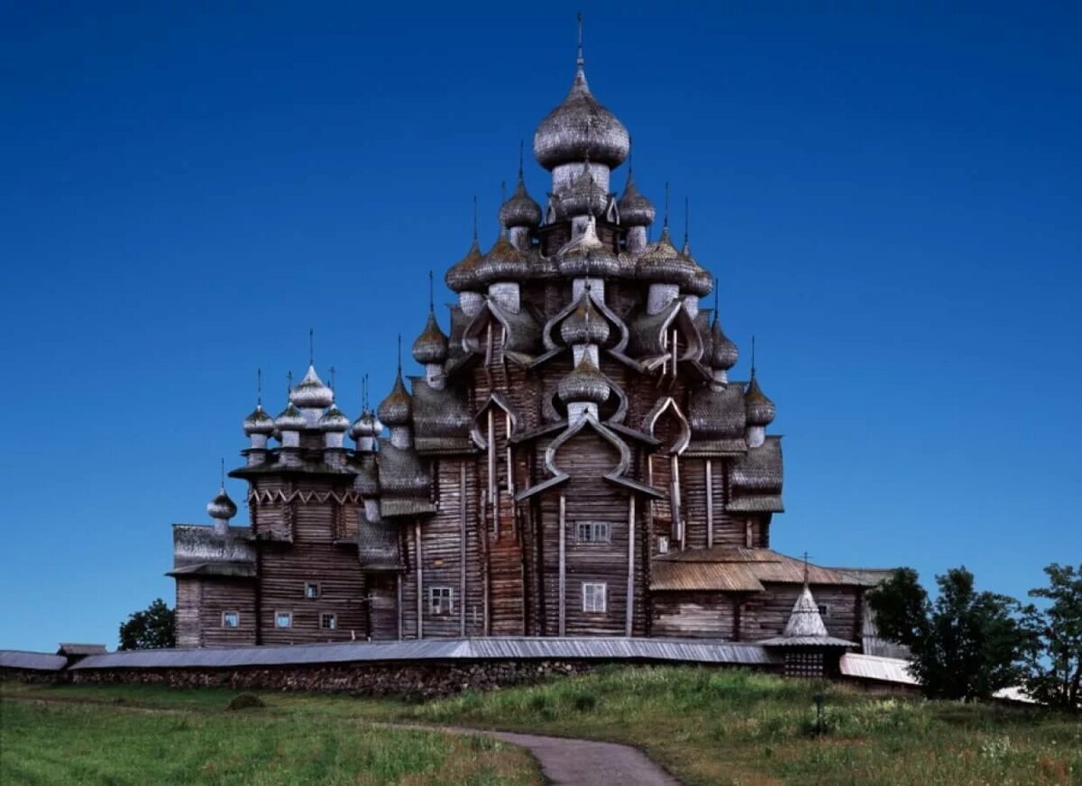 Какой памятник архитектуры был построен. Кижи Церковь Преображения Господня. Церковь Преображения Господня на острове Кижи. Преображенская Церковь в Кижах. Кижский Погост Преображенская Церковь.