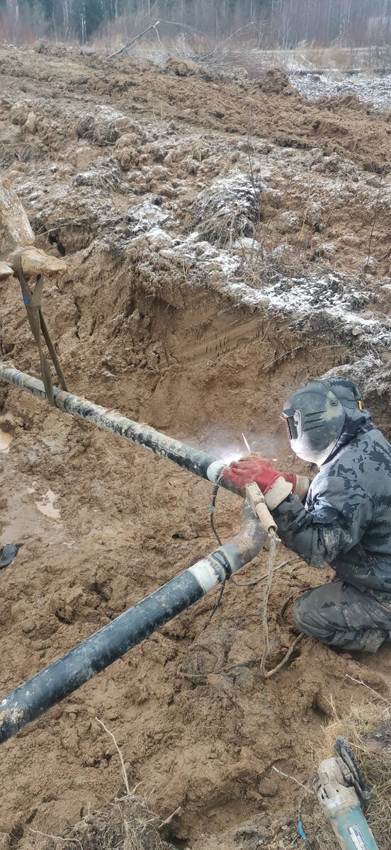 Центральное отопление и водоснабжение в России – это неотъемлемая часть коммунального хозяйства всех крупных городов. Прокладка и монтаж труб при этом довольно трудоемкий и дорогостоящий процесс, особенно если речь идет о магистральных трубопроводах. Чтобы правильно «расшить» такую систему, нужна целая бригада работников, ключевую роль в которой играют монтажники.

Чем конкретно занимается монтажник наружных трубопроводов?


Строго говоря, выделяют два вида трубопроводных систем:

технические трубопроводы, по которым транспортируется нефть и газ;

системы жизнеобеспечения. Сюда входит всё, что связано с коммунальным хозяйством (канализация, водопровод, магистральные теплотрассы и т.д.)

Монтажник наружных трубопроводов, собственно, специализируется на монтаже систем ЖКХ. Отдаленно их работа похожа на труд сантехников. Но при этом монтажники работают с крупными системами коммунального хозяйства и не обслуживают внутридомовые сети.

Отдельная профессия по монтажу трубопроводов обозначилась далеко не случайно. Водопроводные сети – довольно разветвленная система с множеством ответвлений, поворотов. Трубы при этом имеют разное сечение, изготавливаются из разного материала (сталь, железобетон, армированный пластик и т.д.) по нормативам залегают на разной глубине и регулярно пересекаются с другими коммунальными сетями.

Монтажник наружных трубопроводов

Всё это создает значительные трудности при создании таких систем. Монтажник в конечном итоге – это как раз тот работник, который занимается укладкой трубы непосредственно в траншею и затем её соединением в единое целое.

При этом он должен уметь массу технологических операций:

Строповка труб и такелажные работы;

Укладка труб различными способами (звеньями и плетями), а также монтаж фасонных частей системы (колен, соединительных муфт, фитингов);

Монтаж объемных секций коллекторов и скрепление их болтами;

Установка задвижек, сифонов, компенсаторов, гидрозатворов;

Монтаж опор и кронштейнов под трубопроводы и кабели;

Установка водозаборов;

Прокладка стальных кожухов бестраншейным методом;

Продавливание труб в почву при помощи гидравлических домкратов.

Разумеется, на начальном этапе монтажник не занимается сложными операциями. Ему доверят только доработку траншей и некоторые вспомогательные вещи. Низкоквалифицированный монтажник «на подхвате» у более опытных коллег, однако, по мере наработки опыта уже способен на все более и более сложные операции.

Верх мастерства специалиста – прокладка трубопроводов большого диаметра через водные преграды.



Условия труда монтажника трубопроводов описывать не имеет особого смысла. Это посменная работа в траншее, в любое время суток и погоду, часто по колено в грязи. Монтажники действуют в тесной связке с другими специалистами: арматурщиками, бетонщиками, сварщиками, крановщиками под началом бригадира и главного инженера.

Основная задача монтажника – не допускать брака при монтаже конструкций, делать все четко, быстро и без заминок.

Нередко такие специалисты работают на сезонных объектах (трубы в России обычно меняют в теплое время года), либо устраняют масштабные ЧП в составе аварийных бригад. Оплата труда при этом сильно зависит от количества отработанных смен или рассчитывается из объема проделанной работы.


https://clck.ru/ajb52 от потенции 

Где выучиться на монтажника наружных трубопроводов
Готовят таких специалистов колледжи и учебные центры городского хозяйства. Иной вариант – профессиональная переподготовка при наличии опыта и базовой специальности (например, сантехника, слесаря, сварщика, механика и т.п.).



Зарплата монтажника наружных трубопроводов и вакансии


Если посмотреть на популярные сайты по поиску работы, то можно увидеть, что монтажники трубопроводных систем весьма востребованы среди работодателей.

При этом чаще остальных мелькают предложения вахтовой работы на Крайнем Севере. Здесь наиболее высокий оклад для соискателей – порядка 80 тысяч рублей.

В сфере ЖКХ заработная плата в разы меньше и, как правило, ее сообщают только на собеседовании. Тем не менее монтажники труб хорошо работают в составе бригад субподрядчиков. В этом случае зарплату им платят, исходя из договора подряда - то есть из объема выполненной работы.

Во всех случаях работодатель ждет уже готового специалиста (опыт работы не менее трех лет).

Зарплата монтажника наружных трубопроводов
Источник фото aleksandarlittlewolf/freepik

Плюсы и минусы работы монтажника наружных трубопроводов
У профессии монтажника есть очевидные плюсы:

востребованность на рынке;

возможность достойного заработка при вахтовой работе;

«северный» стаж и ранний выход на пенсию;

официальное трудоустройство.

Минусы, впрочем, тоже существенные:

тяжелые условия труда и ограничения по здоровью (особенно на севере);

требуется опыт и квалификация;

высокий риск несчастных случаев.