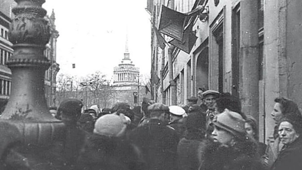 репродуктор в блокадном ленинграде. блокада ленинграда воздушная тревога. репродуктор блокадный ленинград громкоговоритель. звук сирены блокада ленинграда. блокадный репродуктор на невском проспекте.