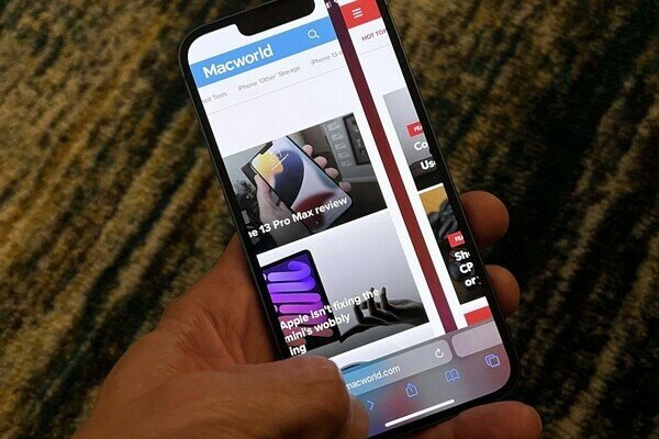 Веб-сайты могут собирать информацию об адресах всех остальных сайтов, открытых в других вкладках и окнах. В Apple ошибку исправили, но пакет обновлений для пользователей пока не подготовлен.