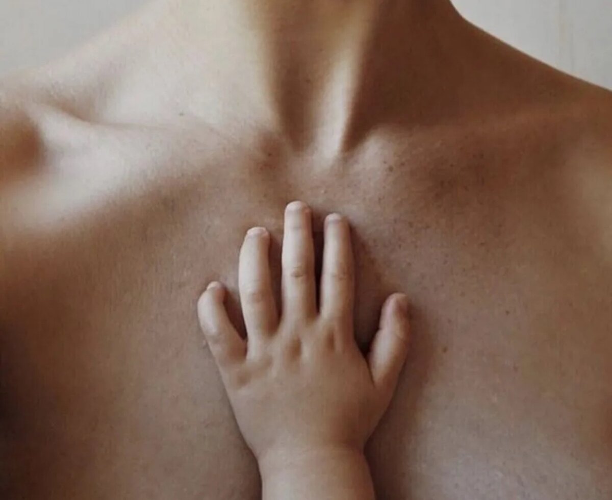 Как мне простить себя в прошлом, за то что я так много себя предавала, как перестать думать о потерянных годах жизни? Так думает каждый человек. И я думала так же, до определенного момента, когда поняла что нужно что то менять. Есть вещи которые нужно принять и простить. Есть, то что никогда не должно было случится со мной. Мы ведём себя так, как не следовало бы. Тратим своё драгоценное время на людей, обстоятельства, ситуации, мысли и чувства. 
Не все раны заживают, с этим нужно просто  смирится. Выход есть всегда, это полюбить своё настоящее. Шаг за шагом учится жить свою новую, собственную жизнь. Принимать родителей, не винить ни в чём, просто благодарить. И необходимость прощать кого то, она сама по себе уйдёт. Ведь если смотреть на своё прошлое в упор его не возможно полюбить и даже принять. Повседневность, заполненная радостью и удовольствием жизнь, имеющая смысл и цель-ничего не потеряно и всё не зря, если сегодня вы спокойны и счастливы. 
За бессилием всегда приходит свобода.  Жизнь в которой всё так. Когда вместо "у меня ничего не получится" и вместо " на этот раз я обязательно смогу", вы говорите "не знаю, но я попробую"- это и есть самое лучшее начало. Ведь это твоя жизнь и ты решаешь сам сидеть в грязной луже и рыдать, обвиняя всех вокруг, или взять и изменить свою жизнь, одной верой в себя, в свои силы,вдохнуть этот глоток и начать действовать прямо сейчас.