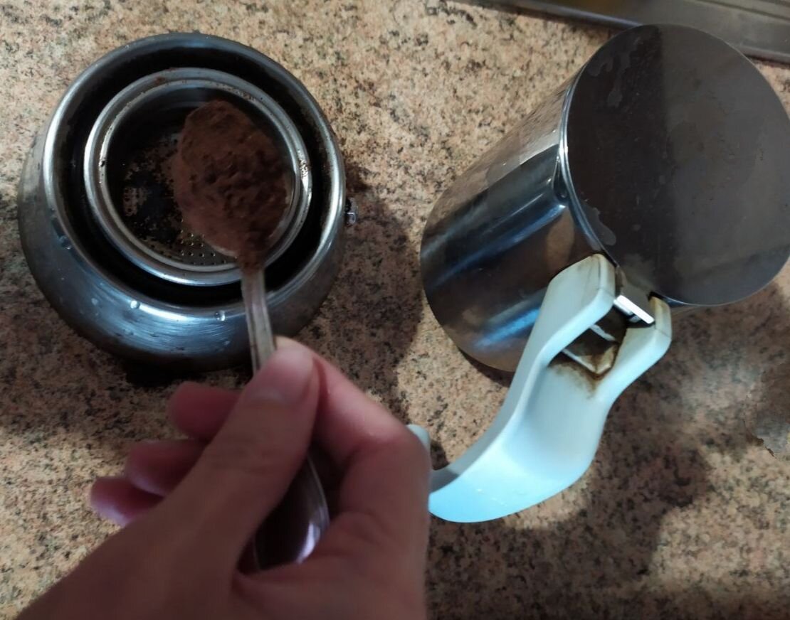 Сахар в чашке. Уровень кофе кофейня. Кофе с сахаром. Можно ли добавить сахар в кофе. Кофейный напиток.