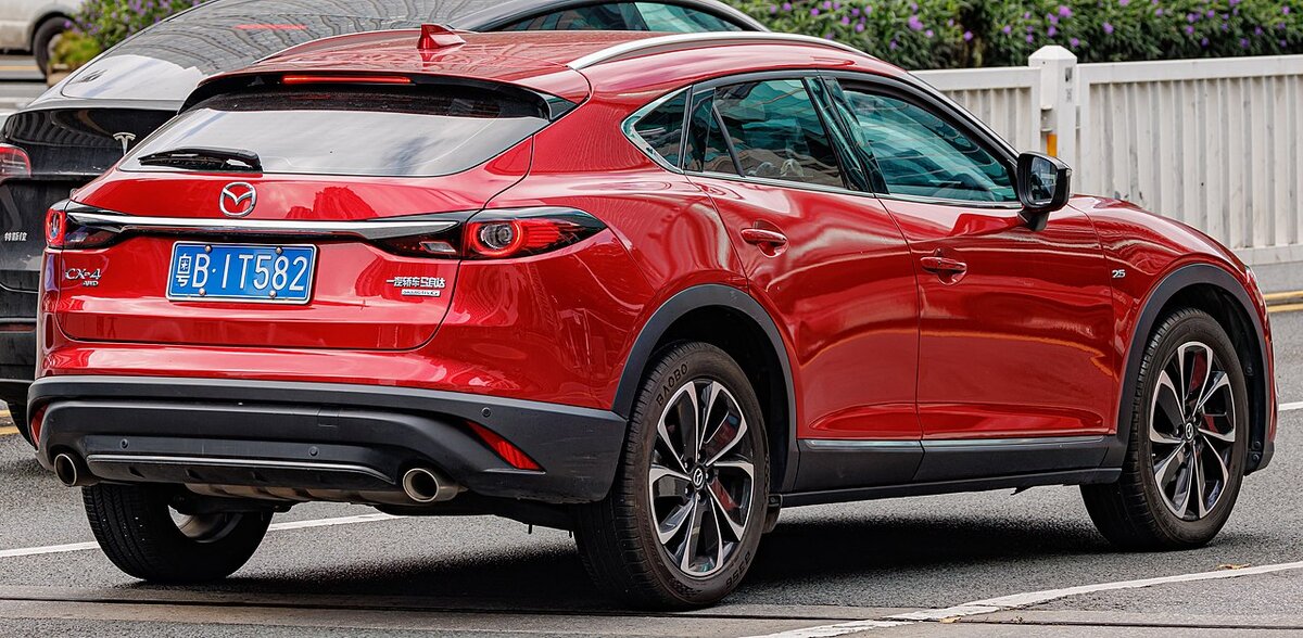    Mazda CX-4 несколько ниже и длиннее CX-5.(c) Dinkun Chen on Wikipedia