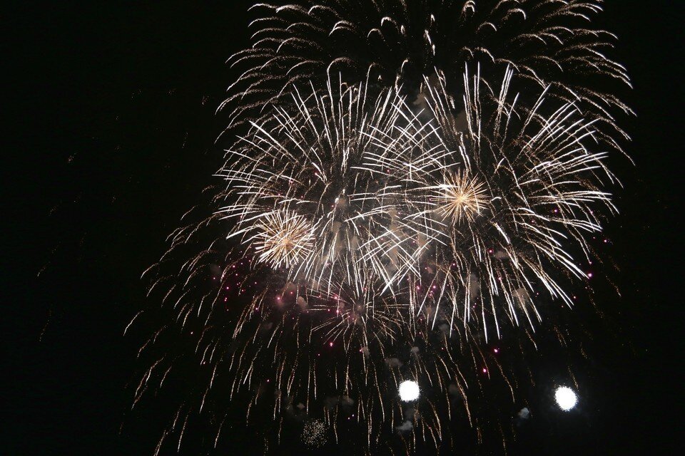     В ночь с 31 декабря на 1 января запускать фейерверки как раз можно  ИВАНОВА Диана