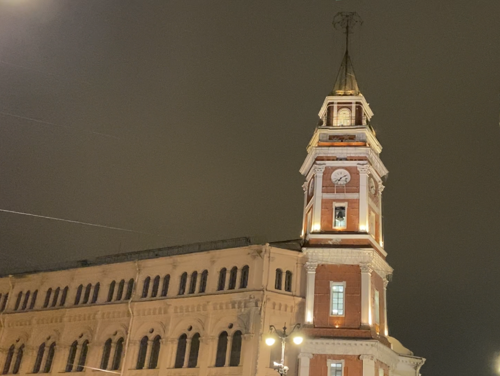 Башня Городской Думы по пути в Большой Гостиный Двор. Фото автора. Листай галерею.