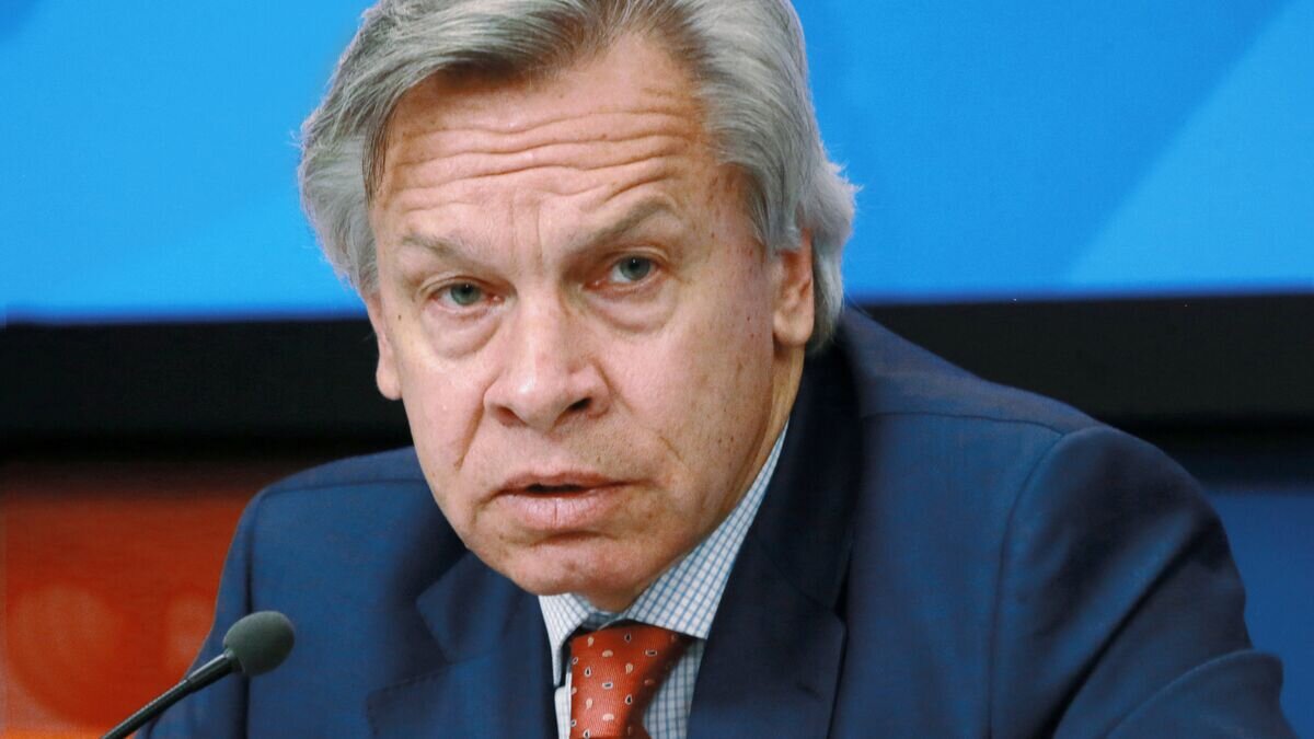    Член Совета Федерации Федерального Собрания РФ Алексей Пушков во время круглого стола в Международном мультимедийном пресс-центре МИА "Россия сегодня" в связи с арестом правозащитника А. Гапоненко латвийскими властями. 24 апреля 2018© РИА Новости / Александр Натрускин
