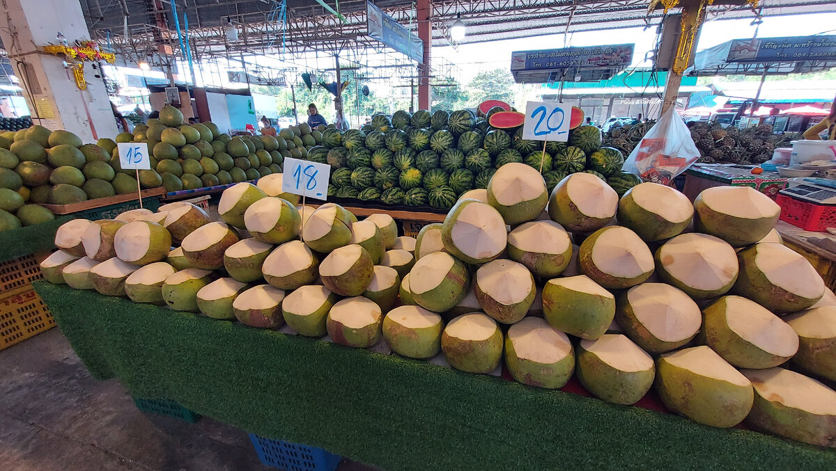 Кокосы от 15 бат. Фото моё. 