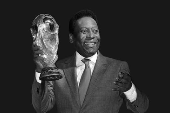    Глава ФИФА Инфантино сделал селфи на похоронах Пеле и объяснился