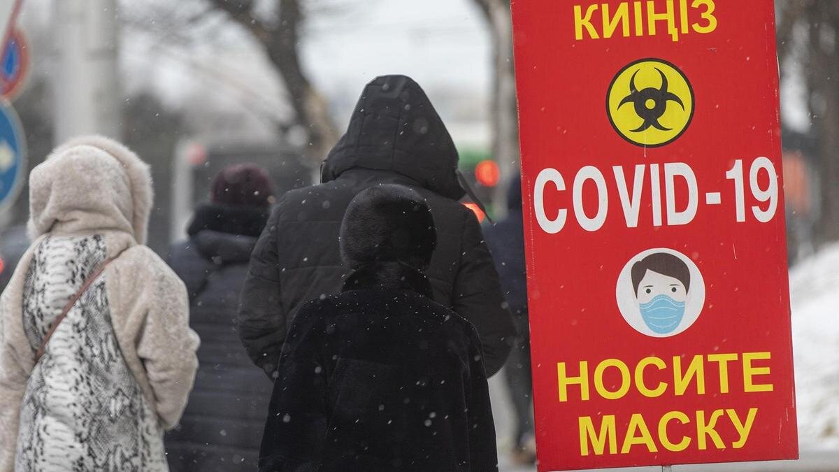    Люди в масках идут по улице:NUR.KZ/Петр Карандашов