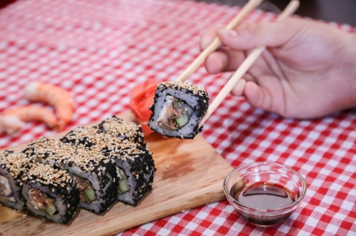    Эксперты рассказали, кому нельзя есть роллы и суши