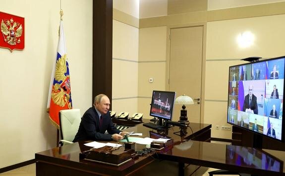    Президент РФ Владимир Путин во время совещания с членами правительства, фото с сайта Кремля.