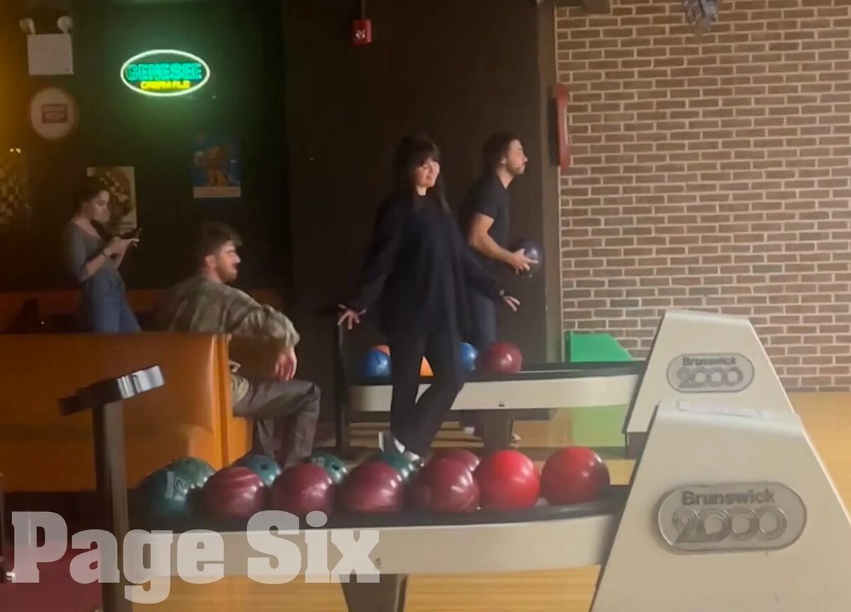    Селена Гомес и Эндрю Таггарт на свидании в нью-йоркском боулинге Фото: Page Six