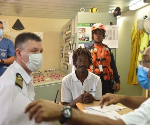     Моряки спасли доминиканца, который 24 дня дрейфовал в море и питался кетчупом и бульонными кубиками