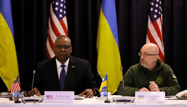    Министры обороны США Ллойд Остин и Украины Алексей Резник на американской авиабазе «Рамштайн» в Германии RONALD WITTEK/EPA/ТАСС