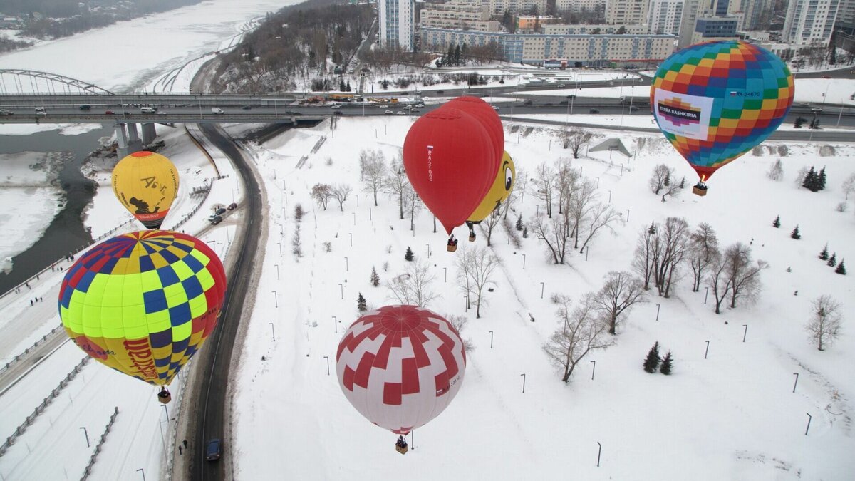     В непростую и смертельно опасную ситуацию попали трое детей и трое взрослых в поселке Солох-аул в Лазаревском районе в Сочи. Аэростат в котором они летели зацепился за дерево на высоте около двух тысяч метров, сообщают «Новые Известия» со ссылкой на «Интерфакс».