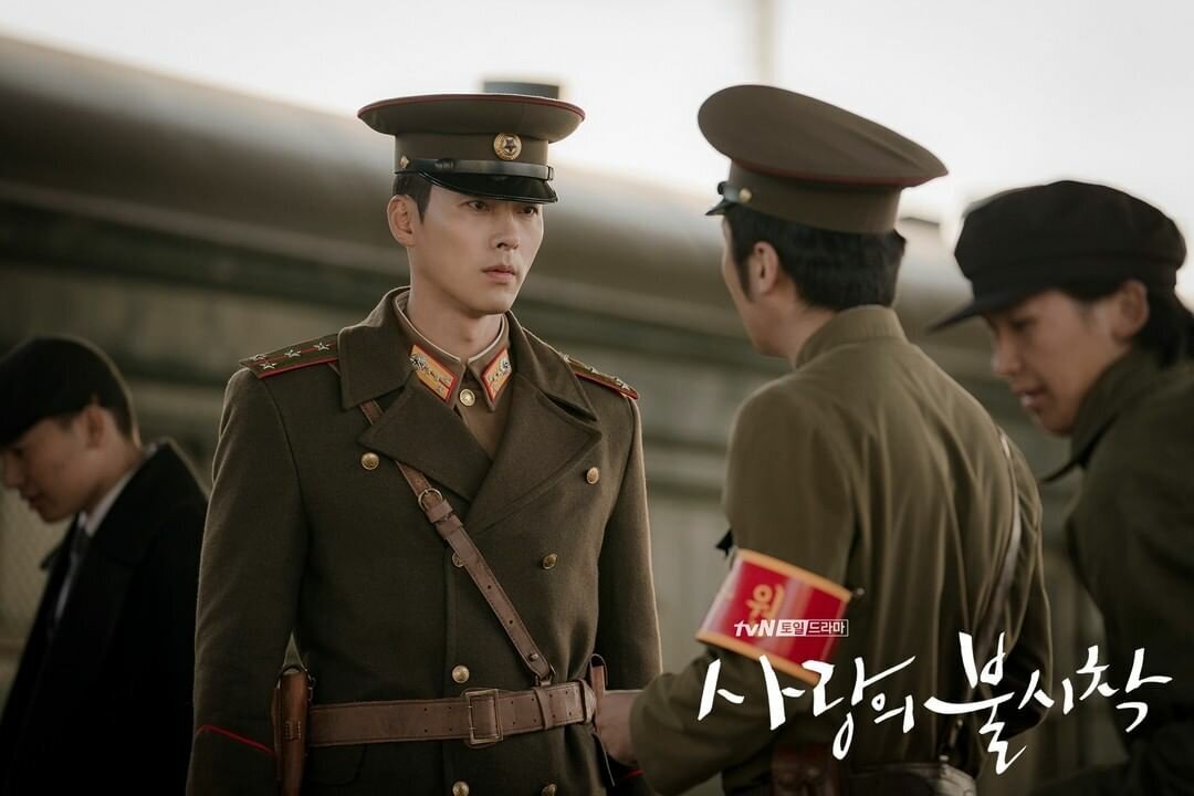 Главный герой дорамы "Аварийная посадка любви" капитан Ри Джун Хёк (актёр: Хён Бин)