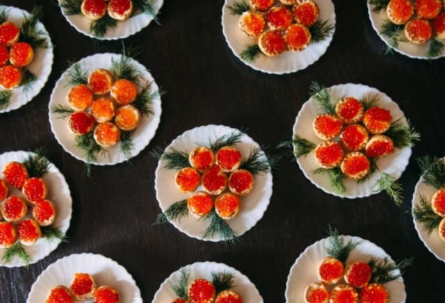 Тарталетки с красной рыбой, творожным сыром и помидорами черри — рецепт с фото пошагово