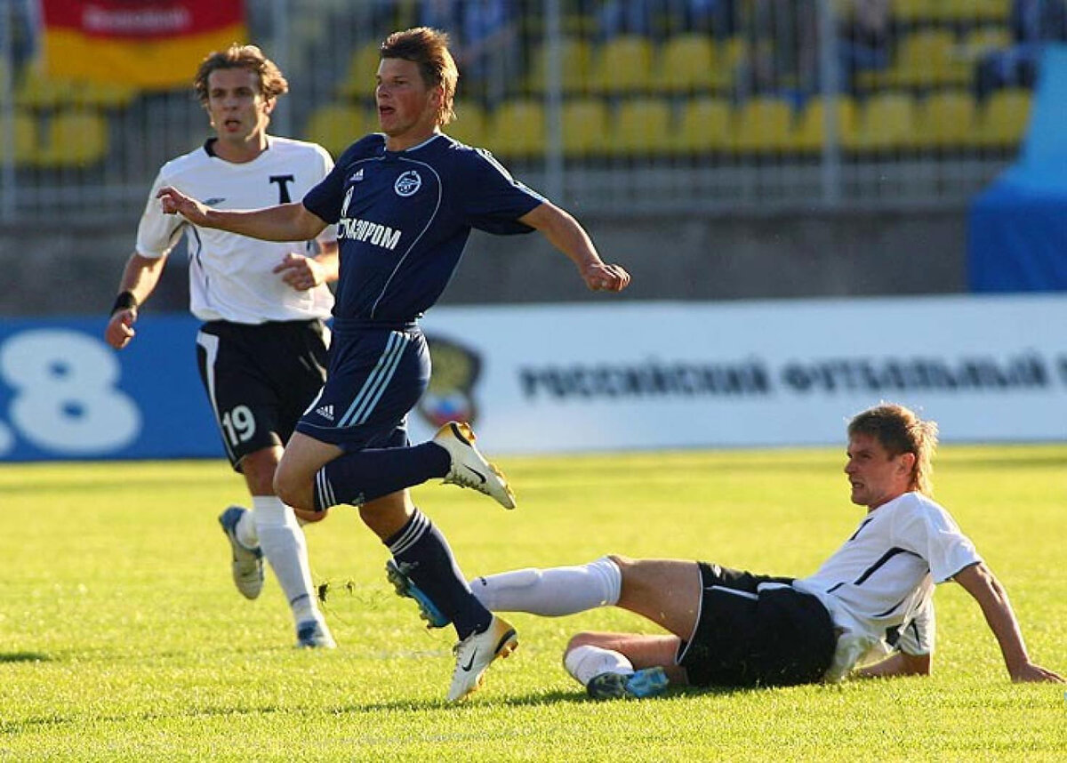 «Зенит» (Санкт-Петербург) - «Торпедо» - 2:1. Торпедовцы Любомир Кантонистов (№19) и Андрей Колесников против зенитовца Андрея Аршавина.