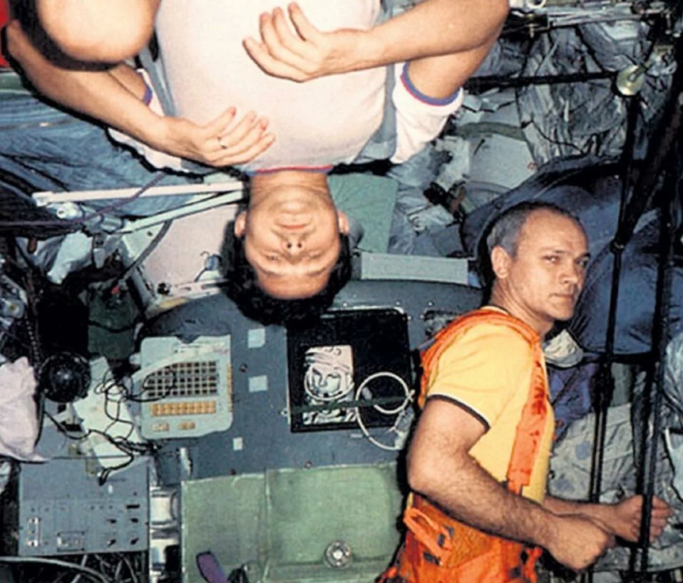 Станция салют 7 1985 год. Салют 7 Джанибеков Савиных. Салют 7 космонавты Джанибеков и Савиных. Савиных и Джанибеков на станции салют 7.