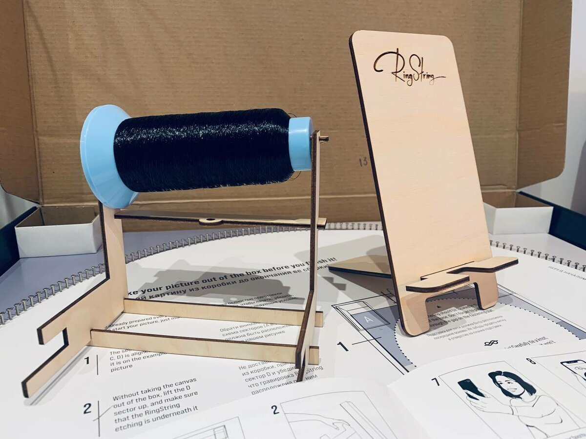 Через минуту это уже подставка для телефона и держатель для катушки, который крепится над панно.